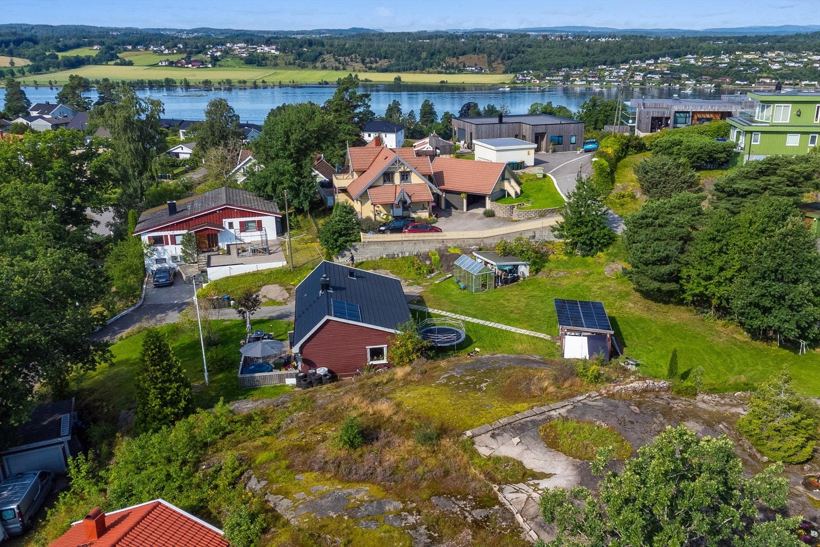Her bor man i et rolig og barnevennlig område med gode solforhold og gangavstand til Vestfjorden. Galleribilde