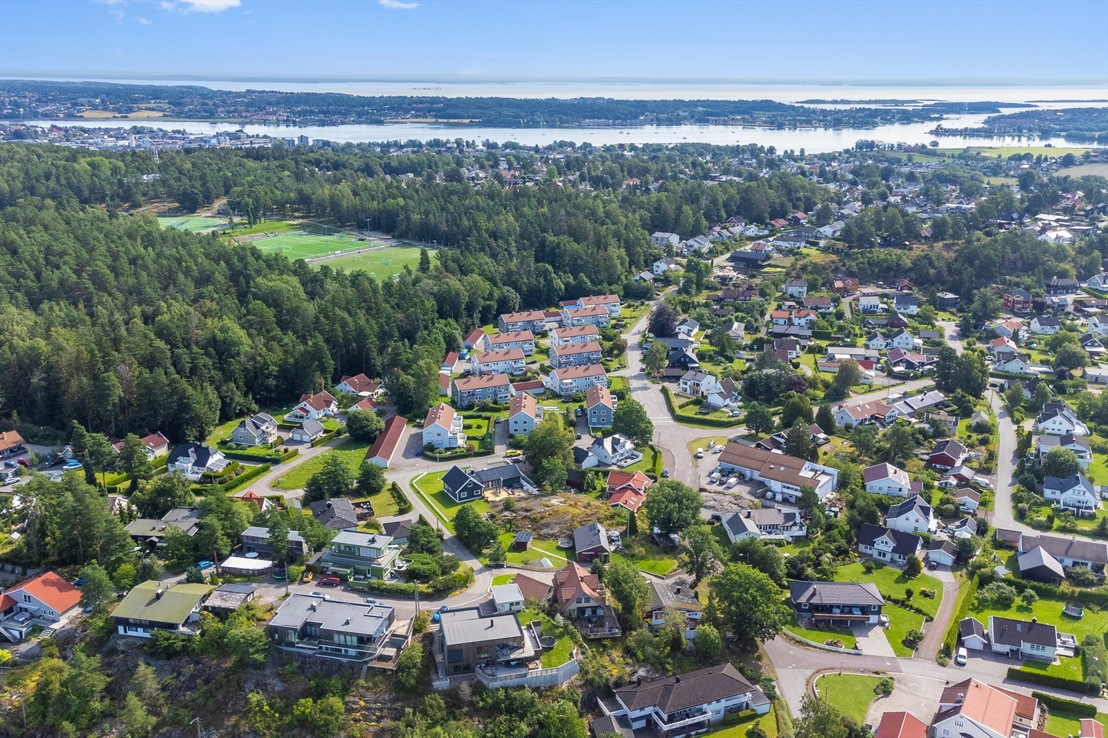 Det kort er kort vei til blant annet barnehager, skoler, badestrender, båthavna og Teieskogen med flotte turområder. Galleribilde