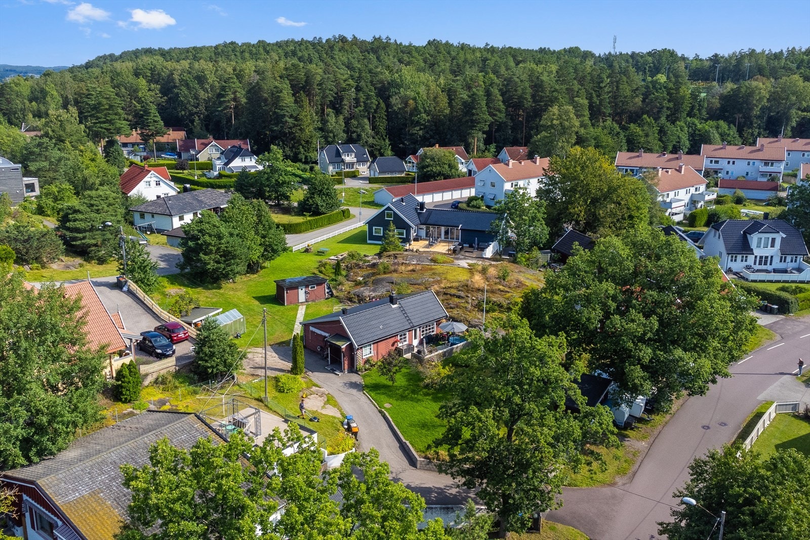 Tomtene i Veståsveien ligger i en fredelig blindvei, den tredje boligtomten har innkjøring fra Vestfjordveien. Galleribilde