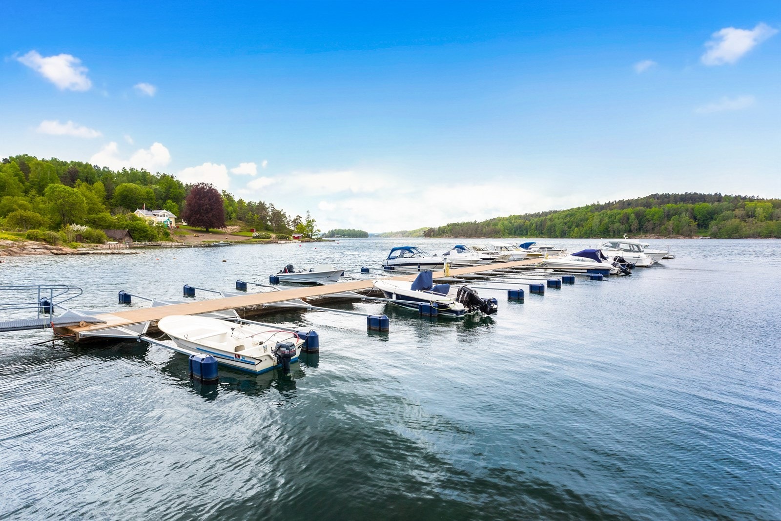 Det er kort gangavstand til Vestfjorden med båthavner med direkte tilknytning til sjøen og den vakre Færder-skjærgården. Galleribilde