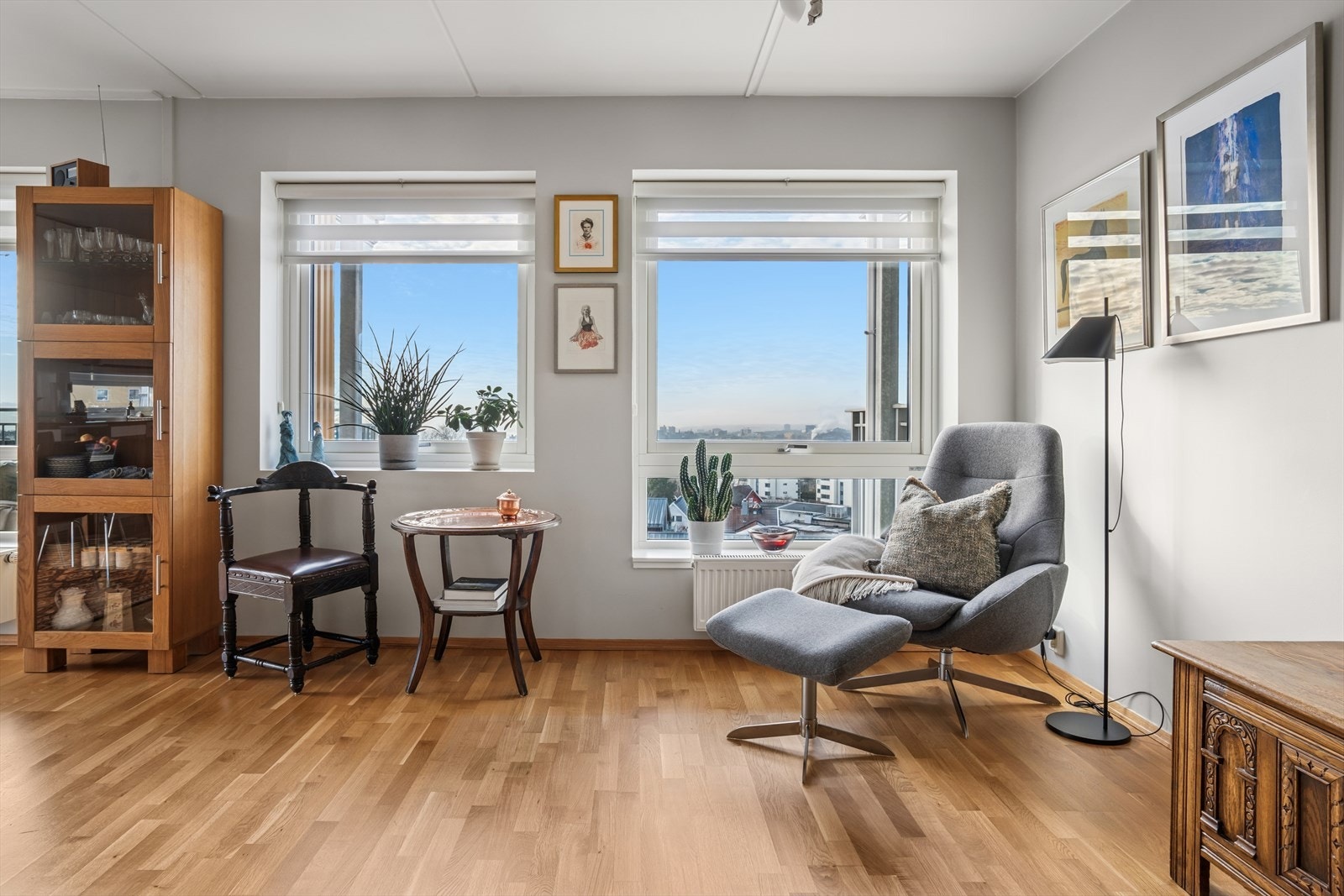 Stuen har store vinduer som slipper inn rikelig med naturlig lys, og gir rommet en lys og luftig atmosfære. Her kan du nyte både utsikten og den åpne, romslige følelsen. Galleribilde