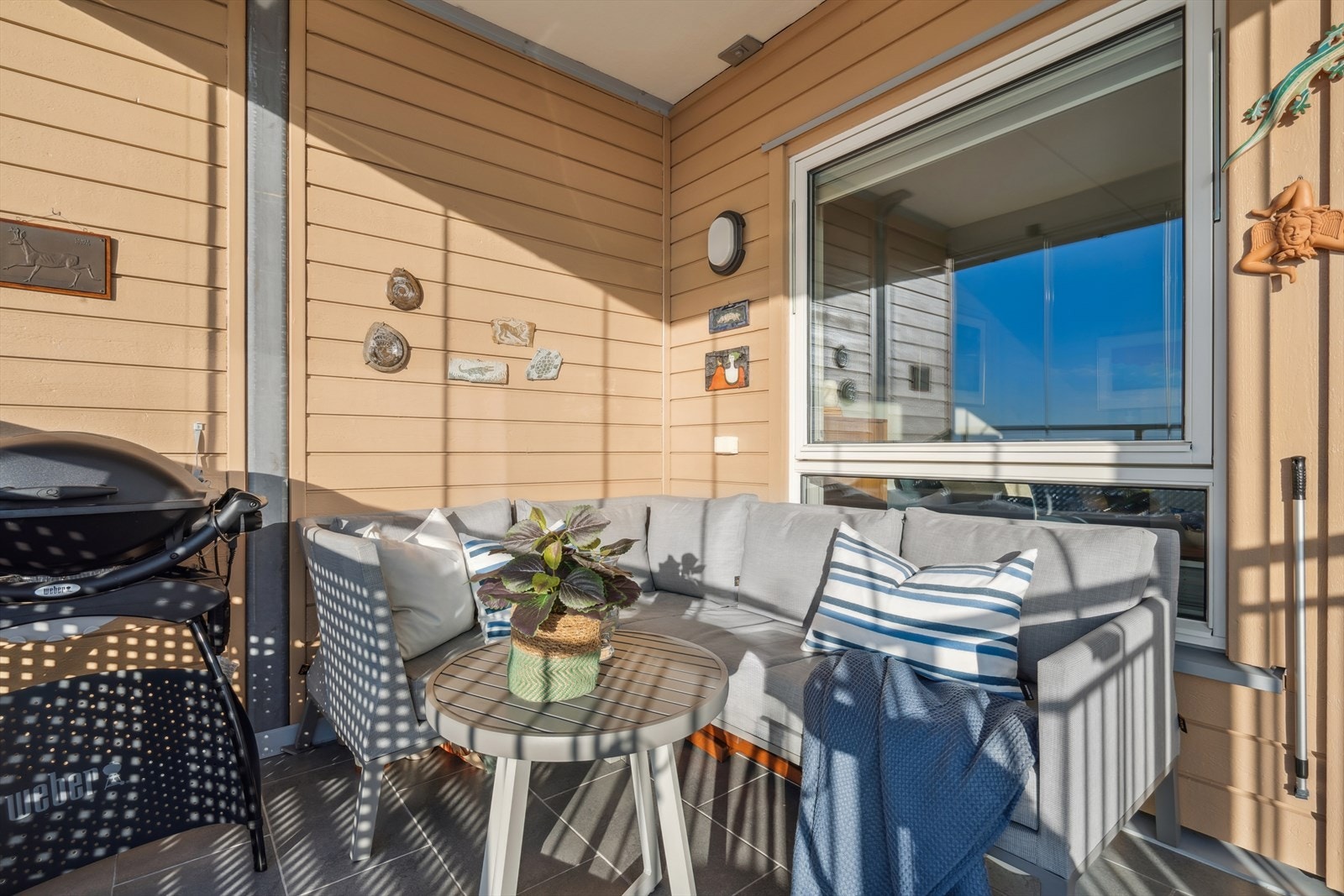 Et flott uteområde til å nyte frisk luft og sol. Den perfekte plassen for avslapning eller små sammenkomster. Galleribilde