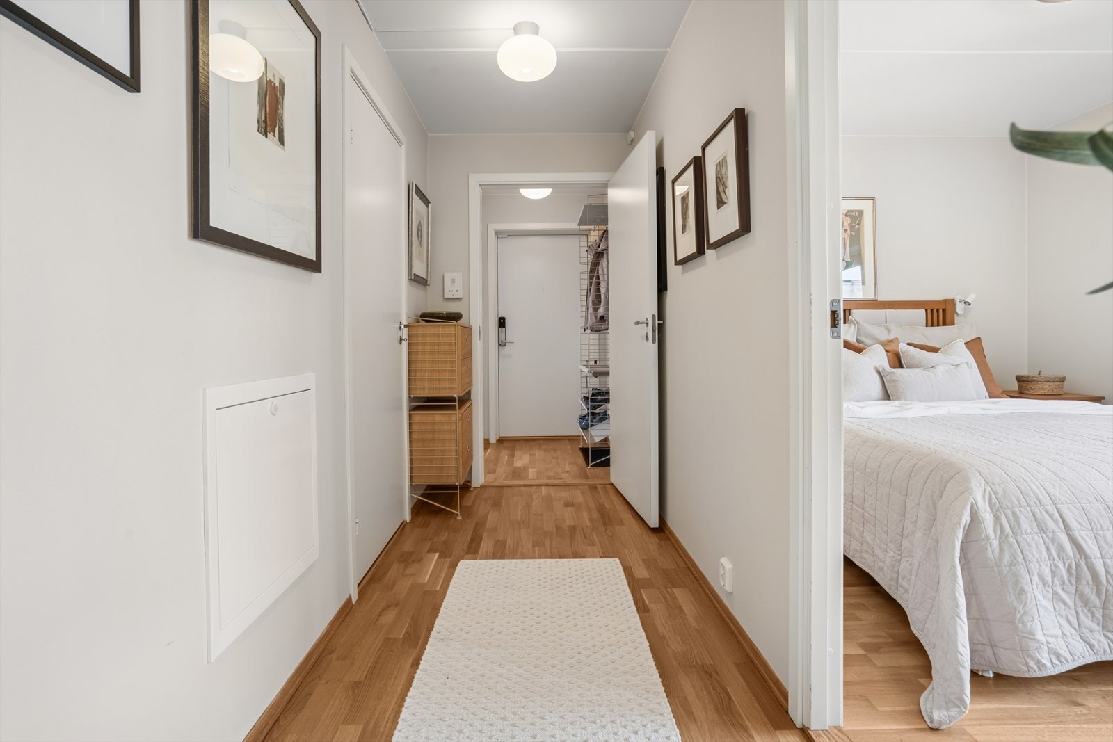 Leilighetens gang er funksjonell med god plass og enkel adkomst til resten av boligen. Galleribilde