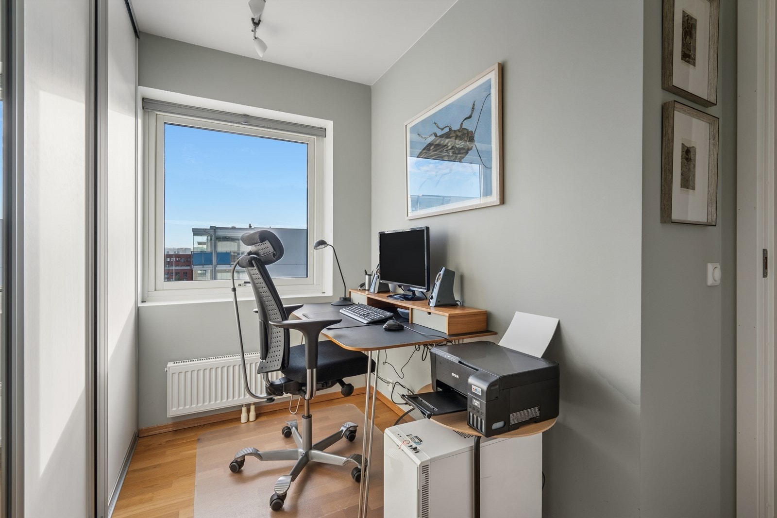 Kan brukes som et ekstra soverom, kompakt og funksjonelt, med integrerte skap som gir god lagringsplass. Galleribilde