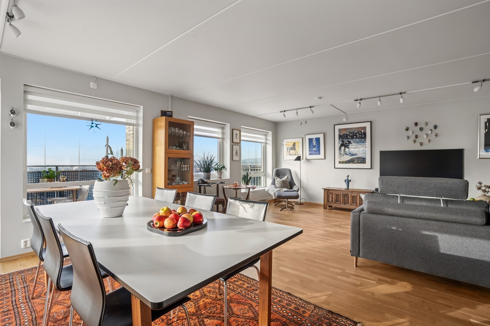 Stuen og kjøkkenet er gjort i en åpen og sosial løsning med gode muligheter til å innrede i flere soner Galleribilde