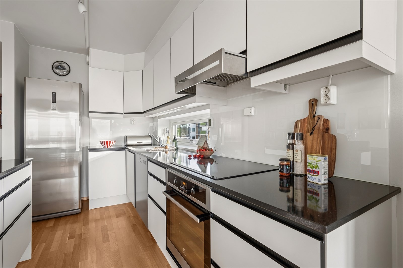 Kjøkkenet er utstyrt med platetopp, stekeovn, oppvaskmaskin og kjøleskap Galleribilde