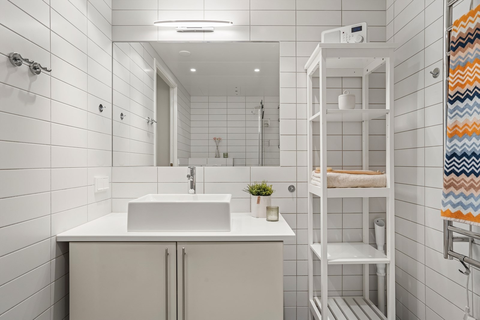 God plass til lagring i servantskap Galleribilde