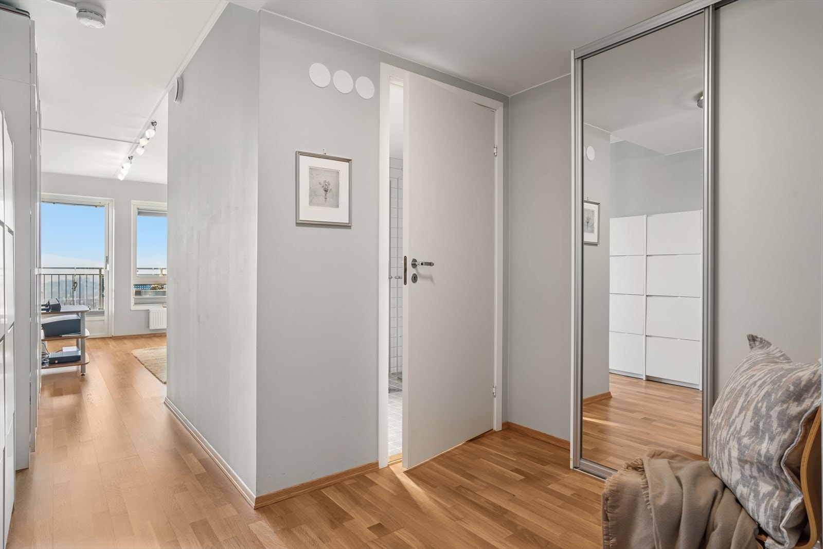 Leilighetens hybel/("master bedroom" med walk-in og privat bad) er en koselig og praktisk plass, ideell for både soverom, hybel eller en ekstra tv-stue Galleribilde
