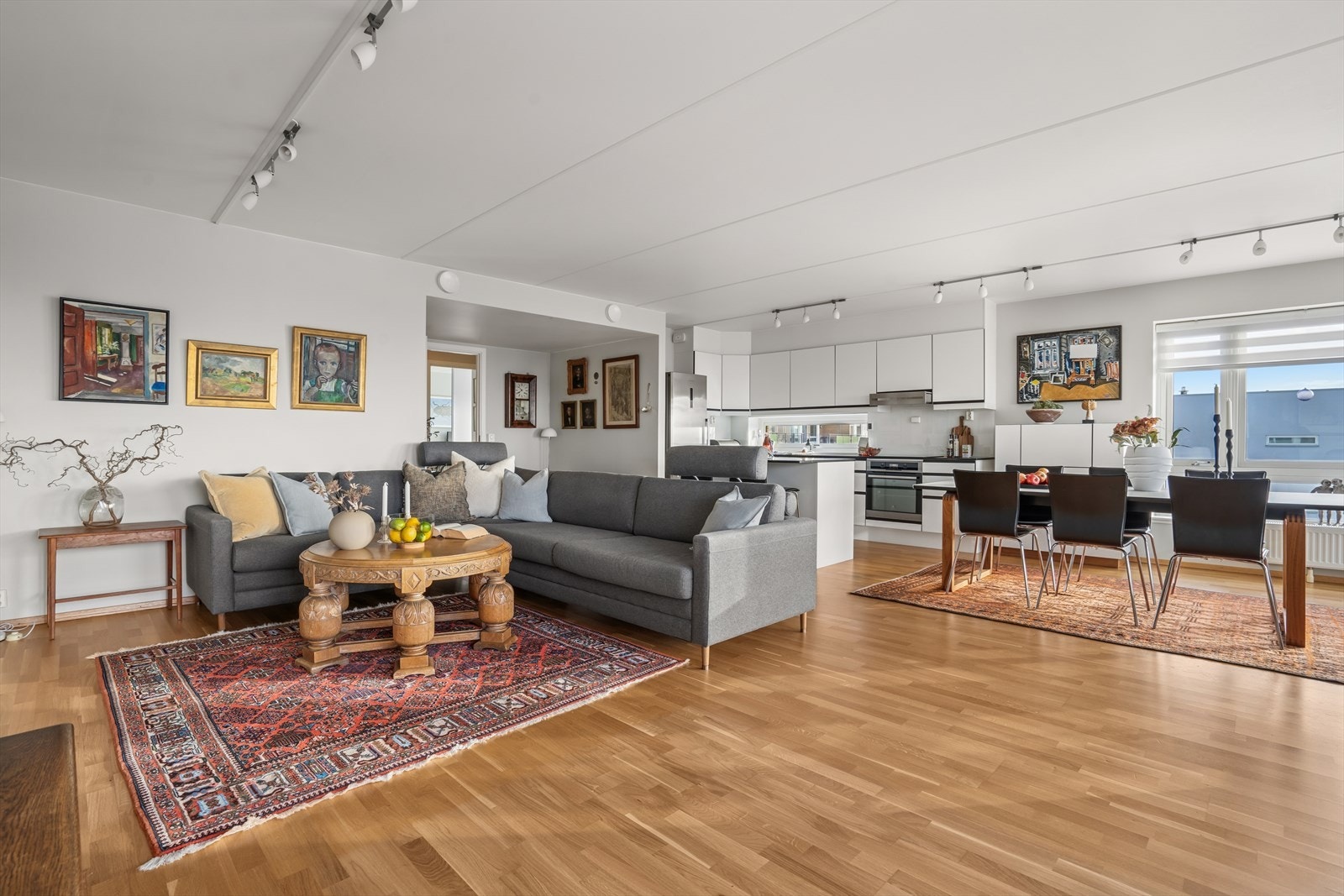 Stuen er av god størrelse, med mer enn nok plass til både sofagruppe og spisebord Galleribilde