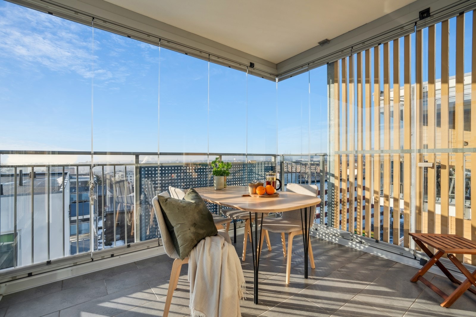 Balkongen er på ca 10 kvm og har naturlig nok god plass til sittegruppe, grill og spisebord Galleribilde