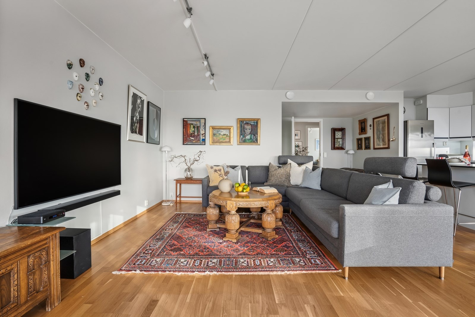 Den åpne romløsningen skaper et lysfylt og sosialt område, perfekt for både avslapning og samvær. Galleribilde