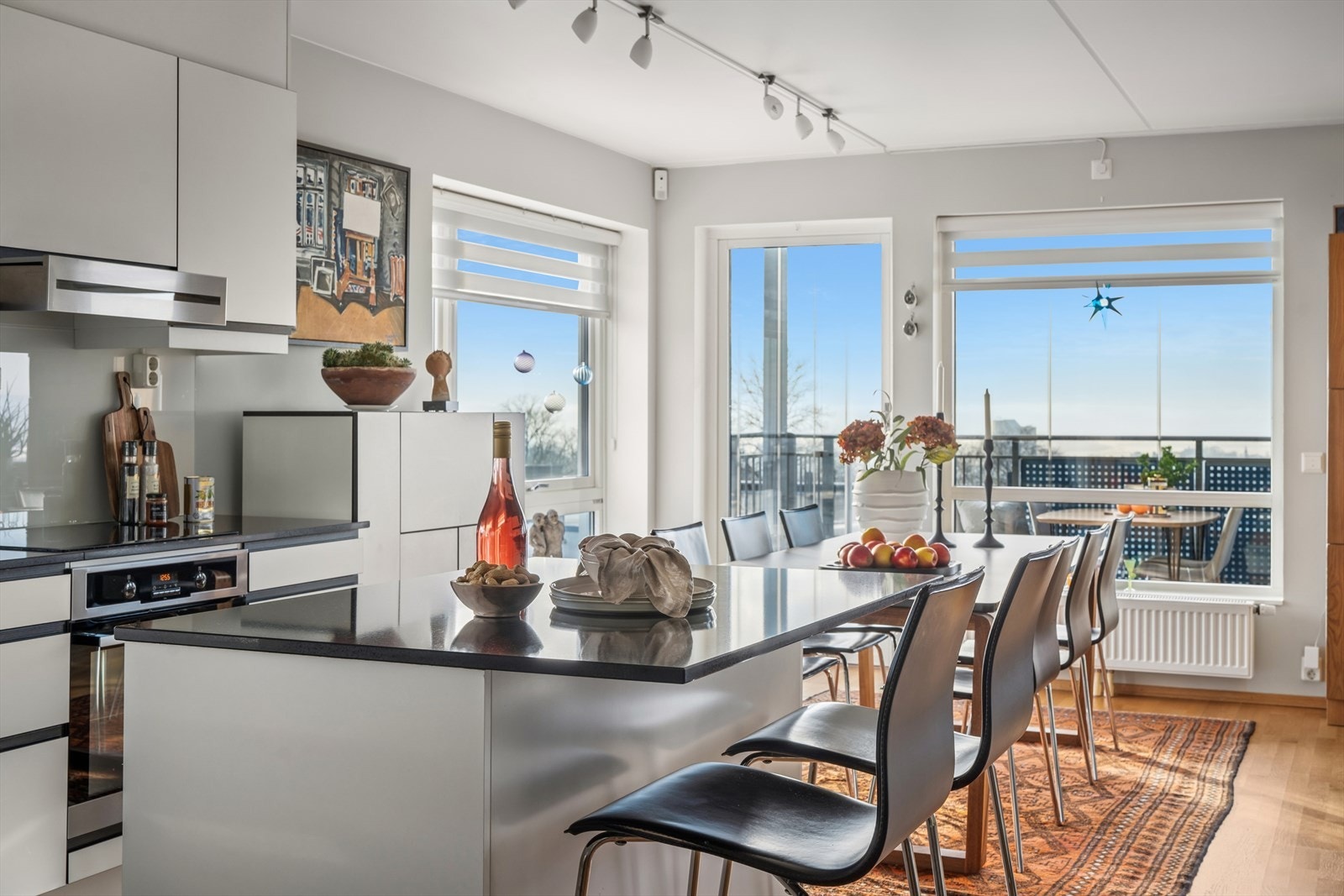 Her kan man nyte gode middager i godt selskap Galleribilde