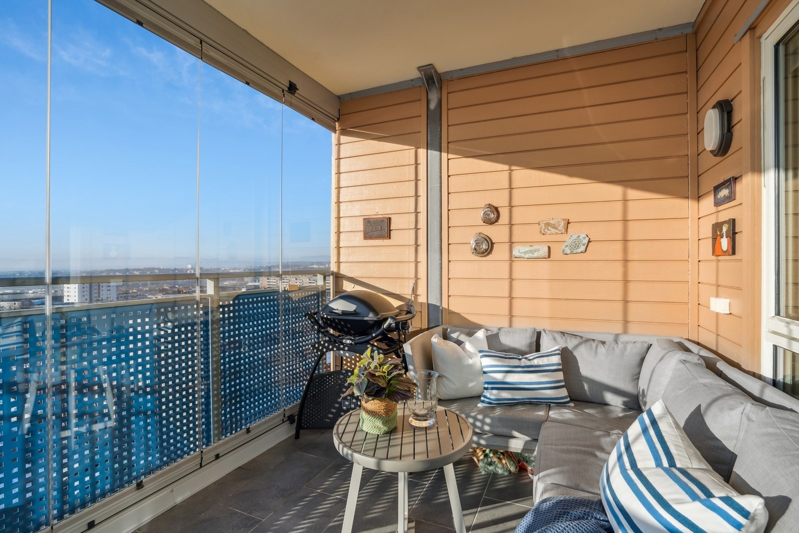 God plass til både sittegrupper og andre møbler, som skaper en komfortabel og fleksibel boopplevelse. Galleribilde