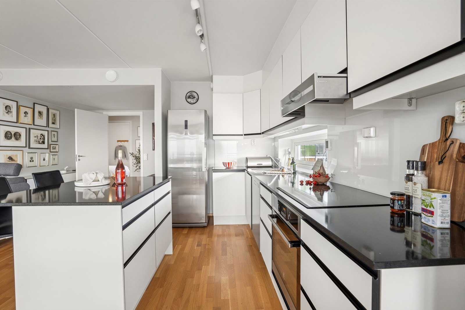 Kjøkkenøy bidrar til sosial kokkelering, samtidig som du får en naturlig deling av rommet Galleribilde