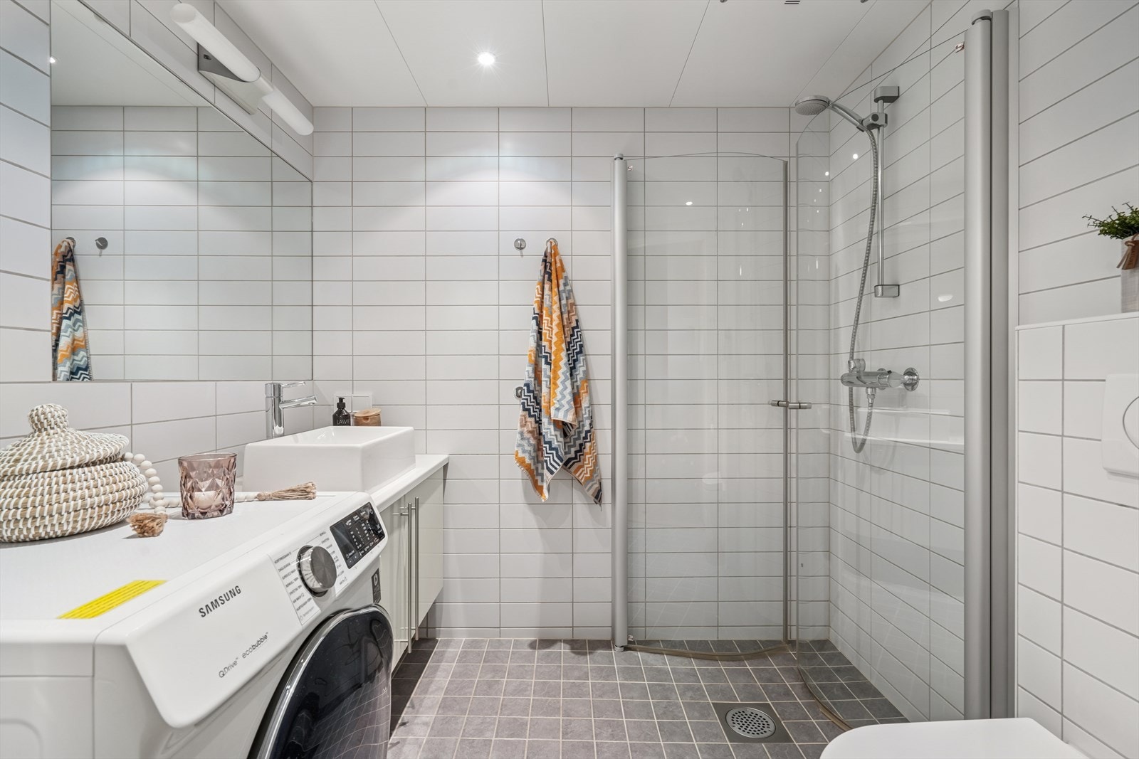 Baderommet i hybelen er også av god størrelse og har en stor hjørnedusj med foldbare dører for en plassbesparende effekt Galleribilde