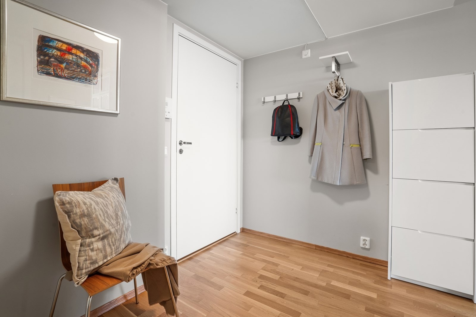 Inngangspartiet til hybelen er romslig, med god plass til oppbevaring Galleribilde