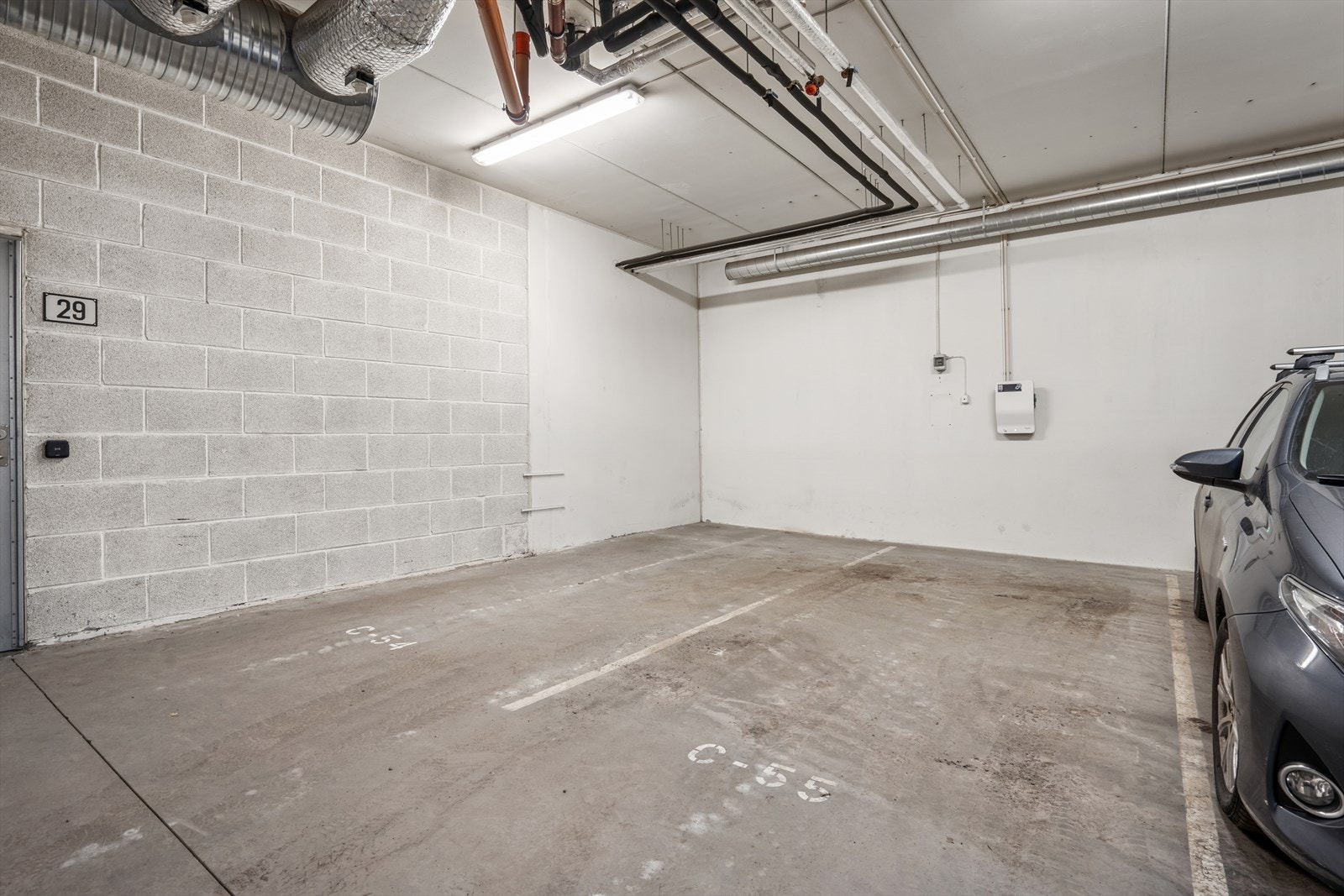 2 parkeringsplasser hvor en har El-lader og den andre har opplegg for El. Begge ligger rett ved inngangen til heisen. Galleribilde