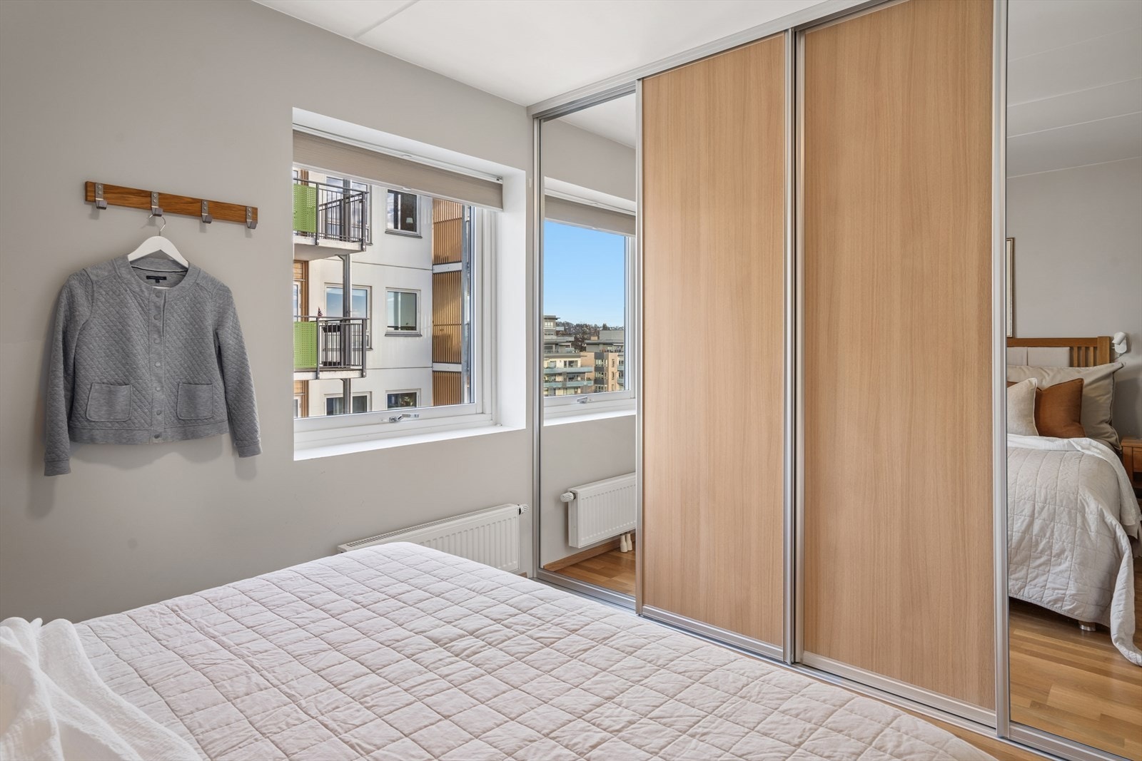 Rommet er av god størrelse med midtplassert seng og plass til tilhørende skyvedørgarderobe Galleribilde