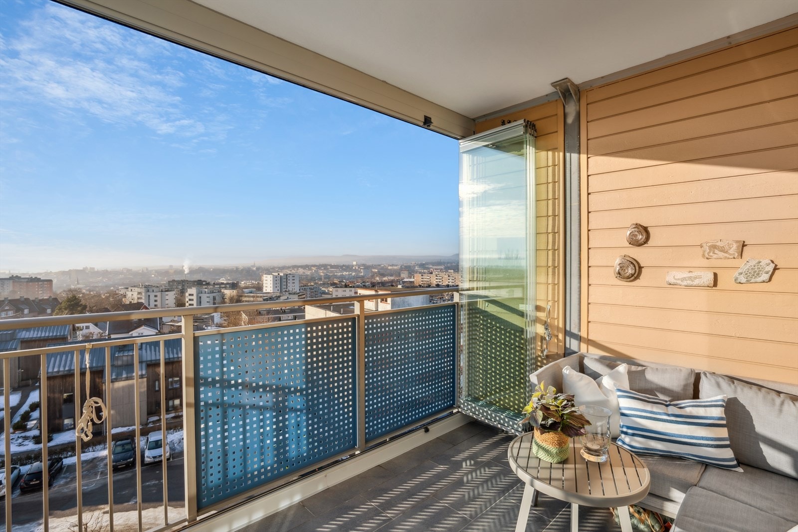 "Hybelen" har en flott balkong på 10 kvm med skillevegg mot naboen. Begge balkongene er innglasset men har mulighet til å åpne opp hele veien. Galleribilde