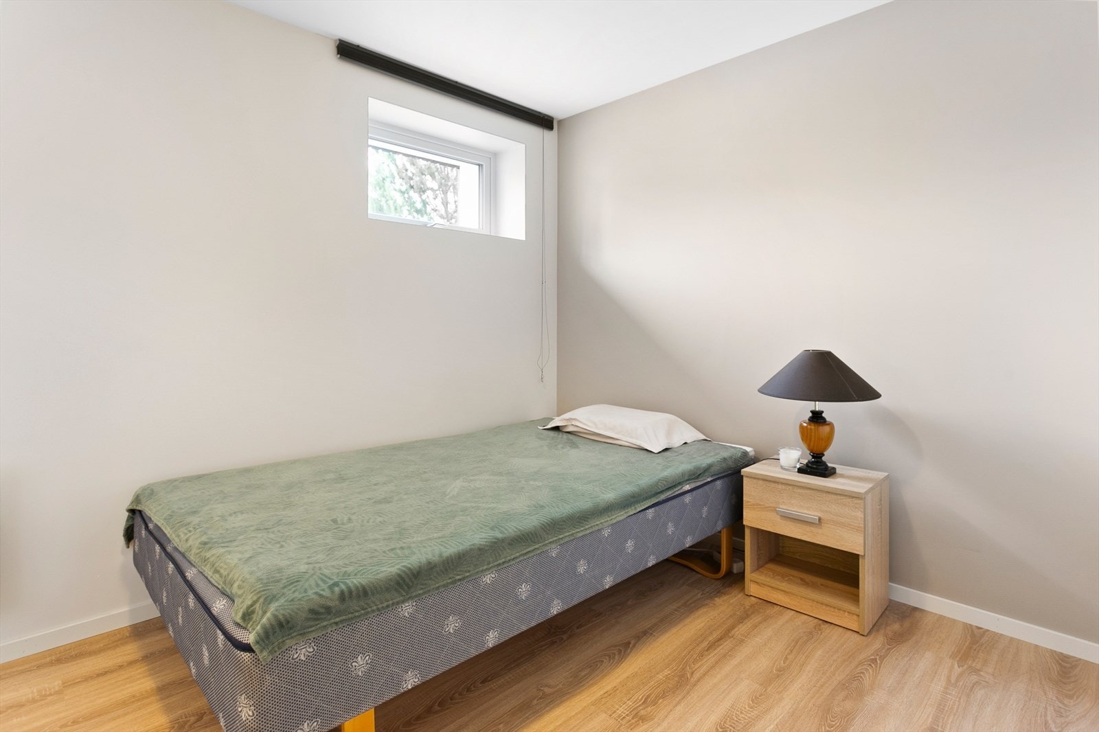 Soverom. Det er for små vindu i forhold til krav ang dagslys og rømning Galleribilde