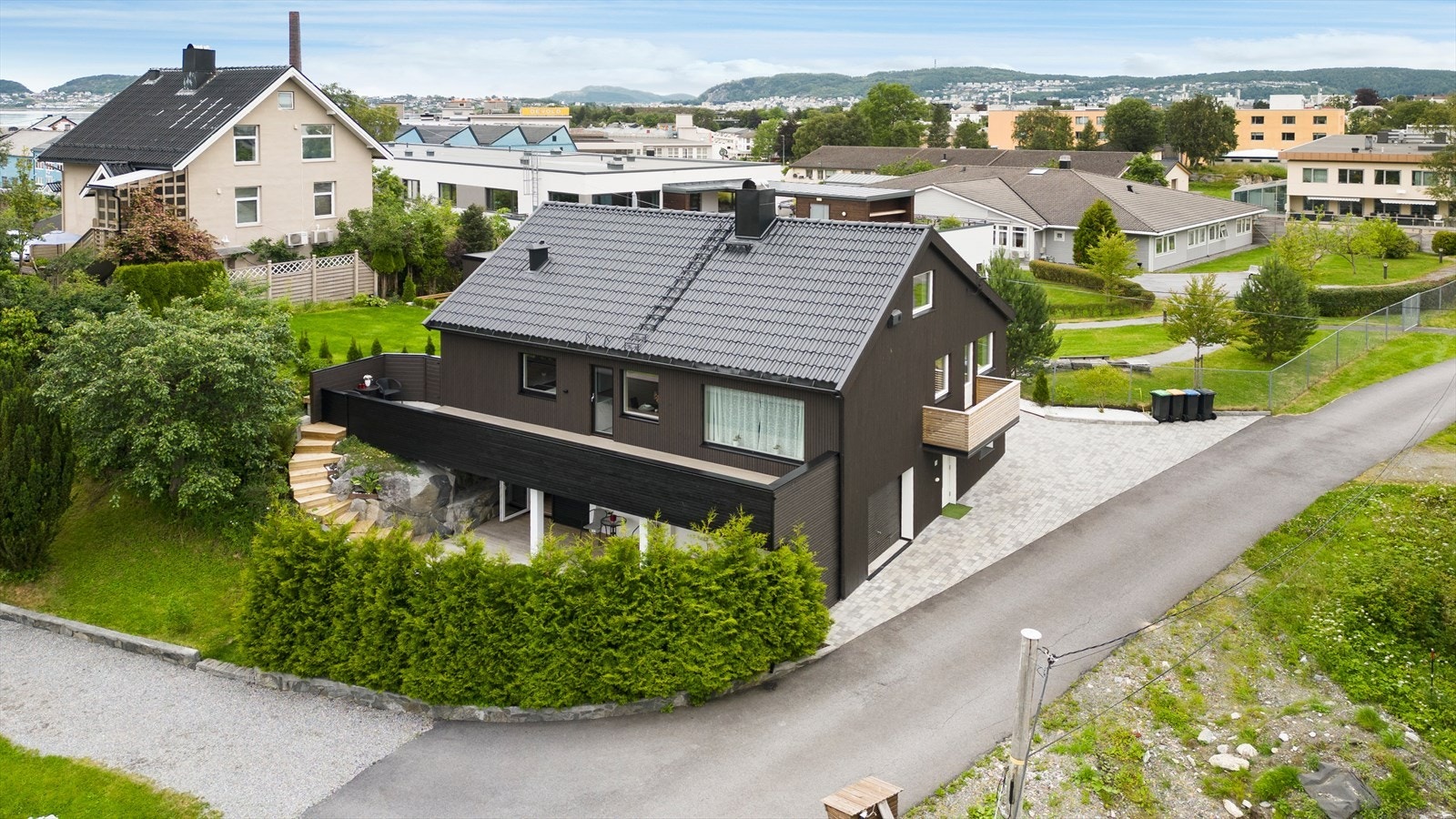 Boligen er vesentlig oppgradert senere år og har utleiedel i kjeller Galleribilde