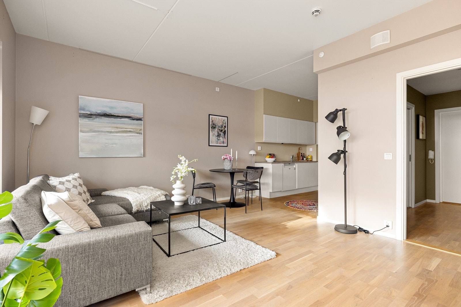 Romslig stue med mange møbleringsmuligheter. Galleribilde