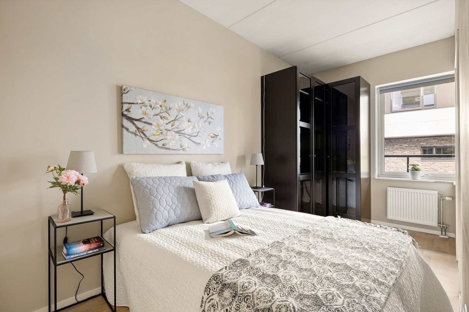 Romslig soverom med garderobe. Galleribilde