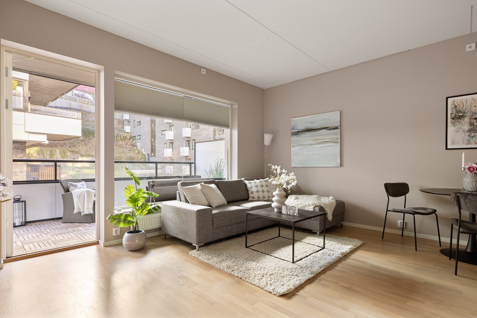 Stuen er enkel å møblere. Galleribilde