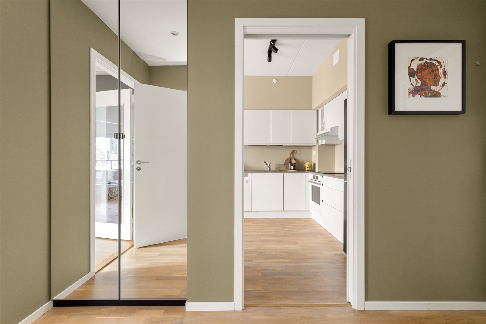 Entré - velkommen inn! God plass til oppbevaring av tøy i entré. Galleribilde