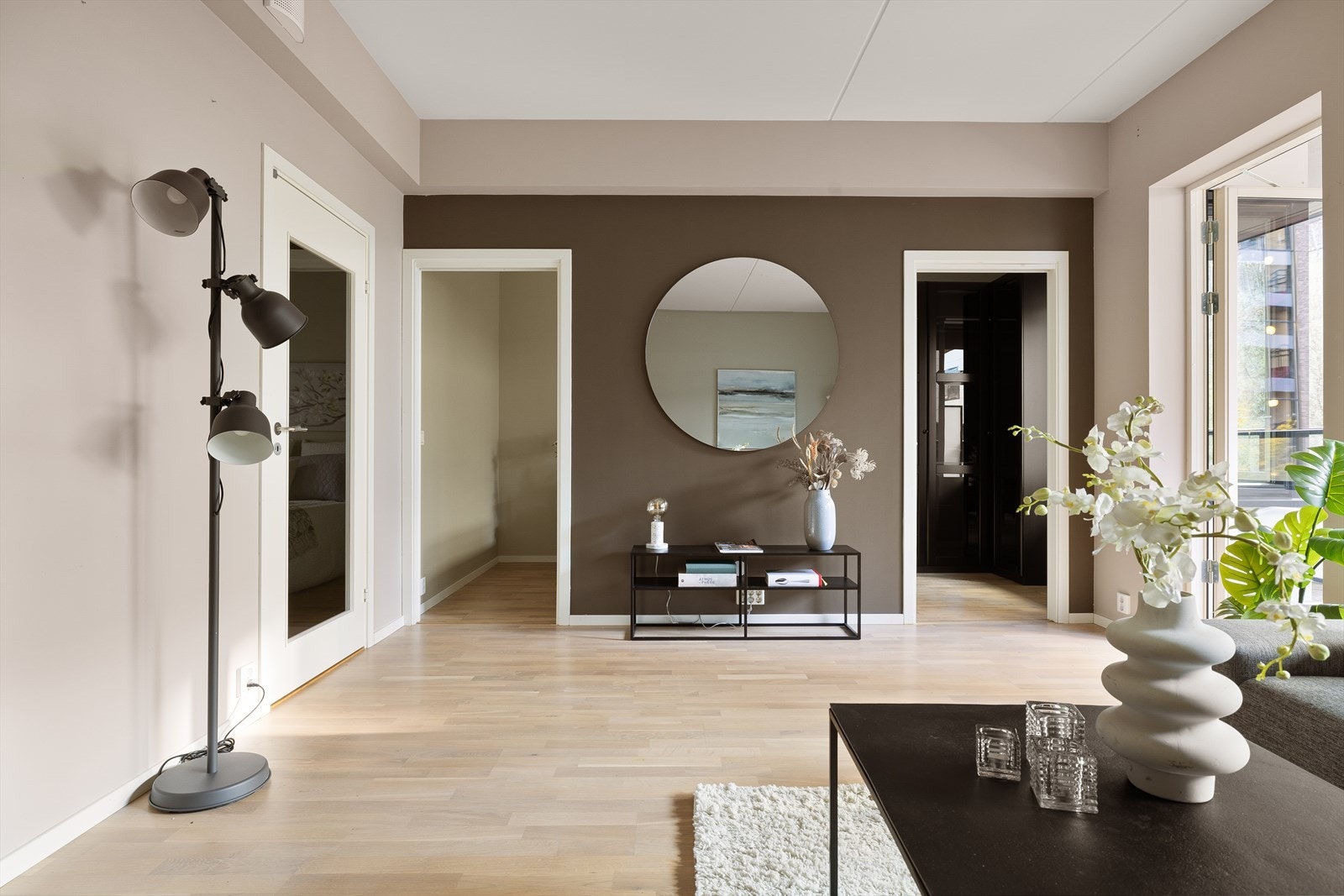 Du har god plass til både sofagruppe, spisebord og TV med tilhørende møblement. Galleribilde