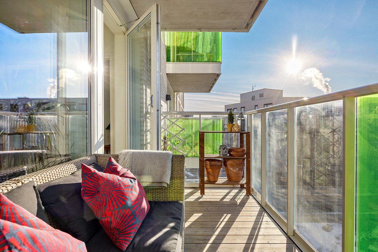 Balkongen har gode solforhold - med plass til sittegruppper. Galleribilde