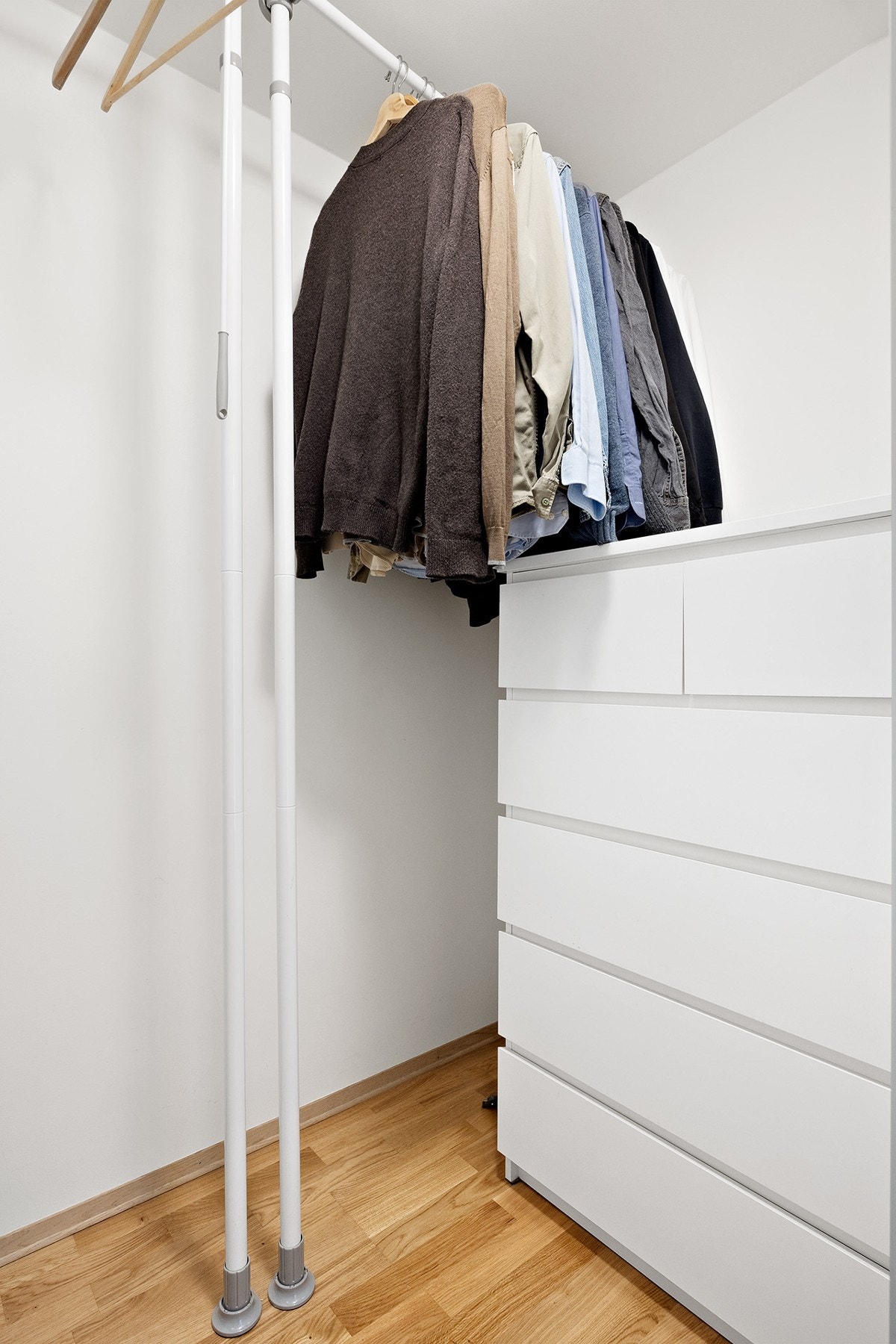 God plass til oppbevaring av klær og sko i innvendig bod. Galleribilde