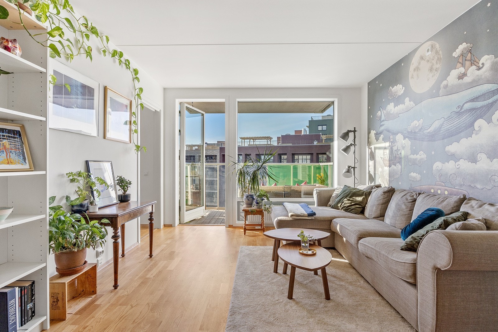 Lys og moderne 3-roms leilighet fra 2021 med sydvest-vendt balkong på 6m² og garasjeplass. Galleribilde