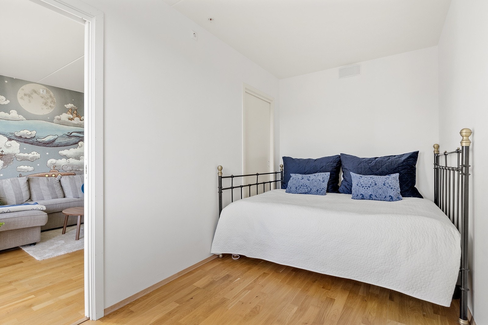 Soverom 1 - med god plass til dobbeltseng. Galleribilde