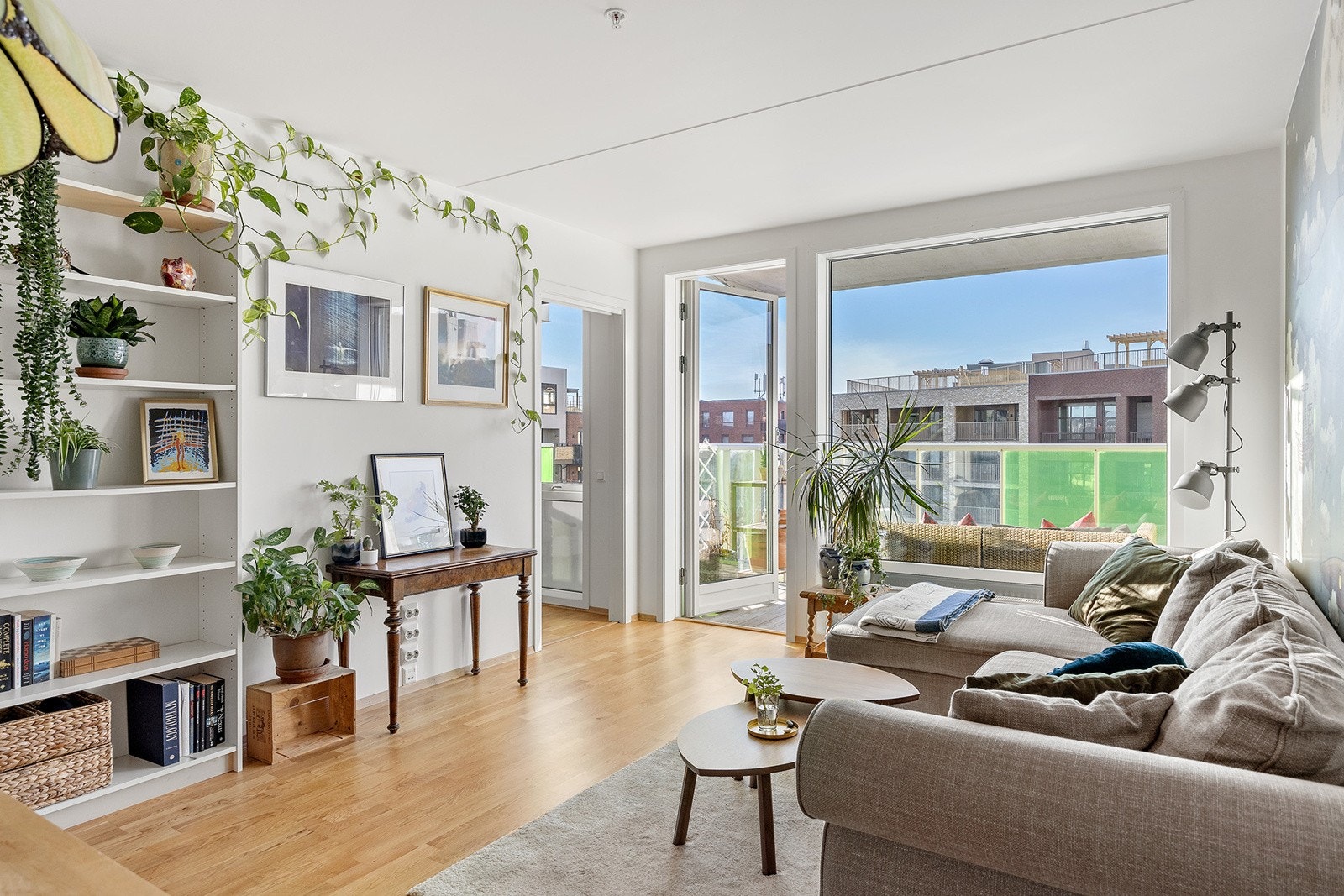 God og praktisk planløsning bestående av entré, stue/kjøkken, to soverom, bad og innvendig bod. Galleribilde