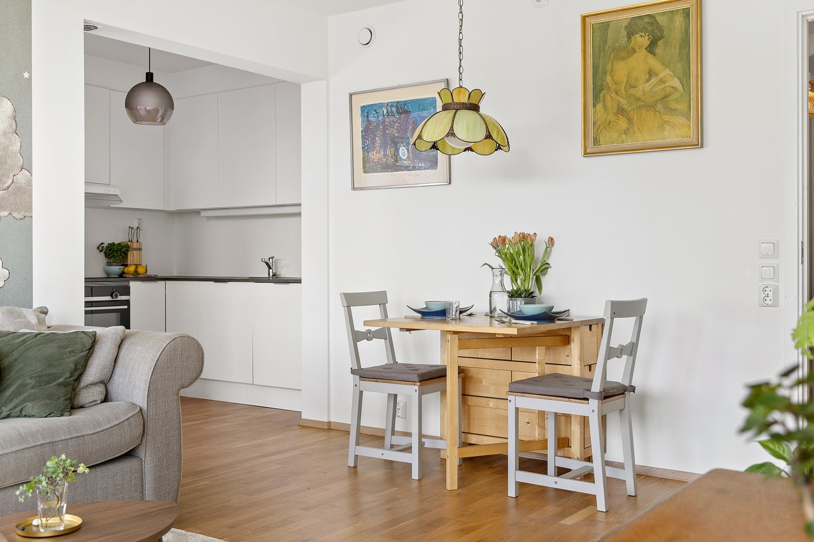 Kjøkken med åpen løsning mot stue med plass til bord, sittegruppe og tv-benk. Galleribilde