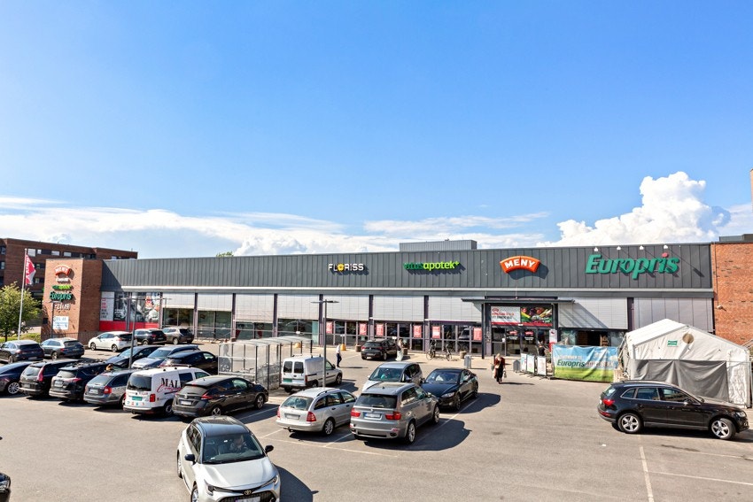 I nærheten er det flere dagligvarebutikker som Meny, Kiwi og Rema 1000. Galleribilde