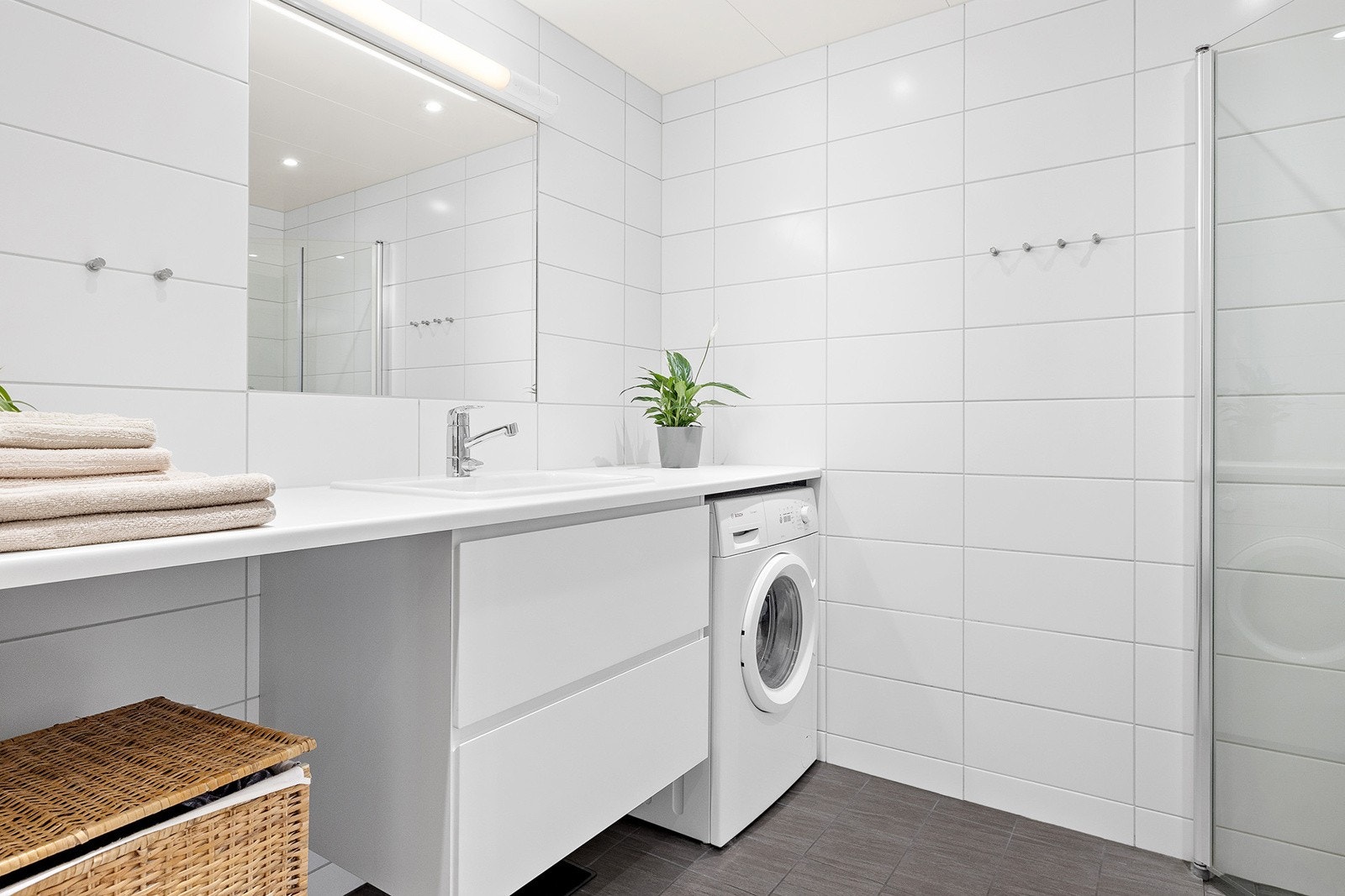 Flislagt gulv med gulvvarme og flislagte vegger - opplegg for vaskemaskin. Galleribilde