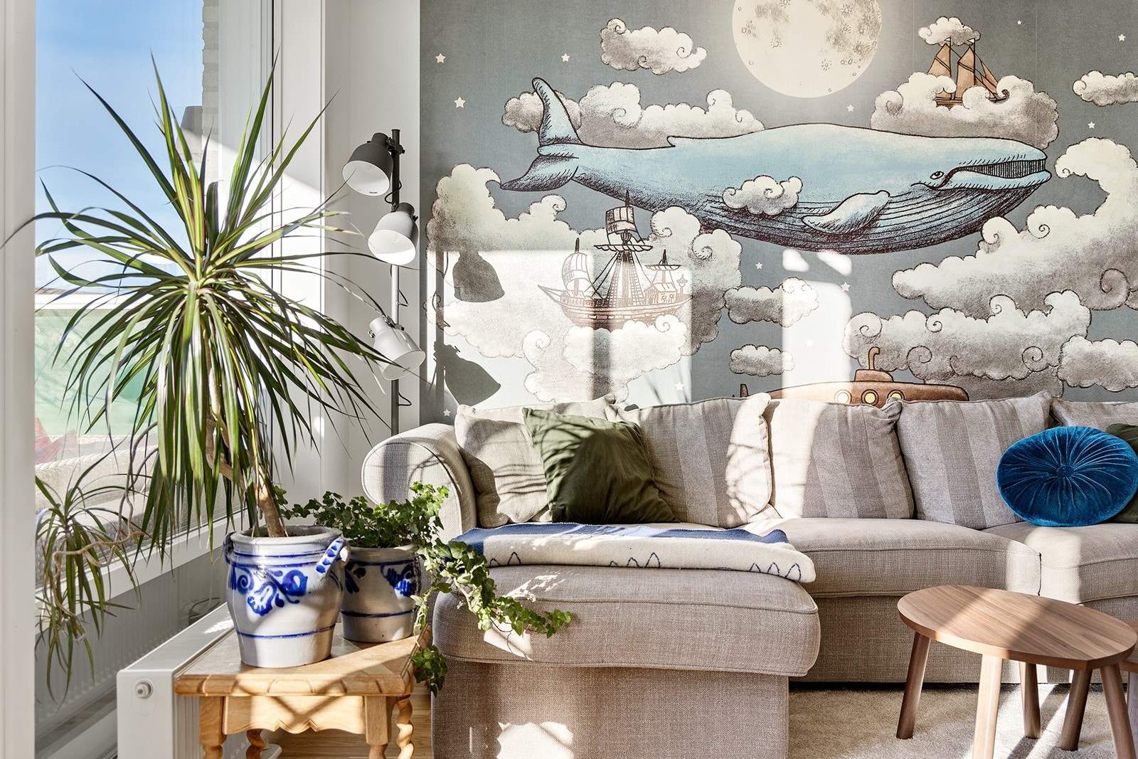 Veggflater utført i glatte malte flater samt dekortapet i stue. Galleribilde