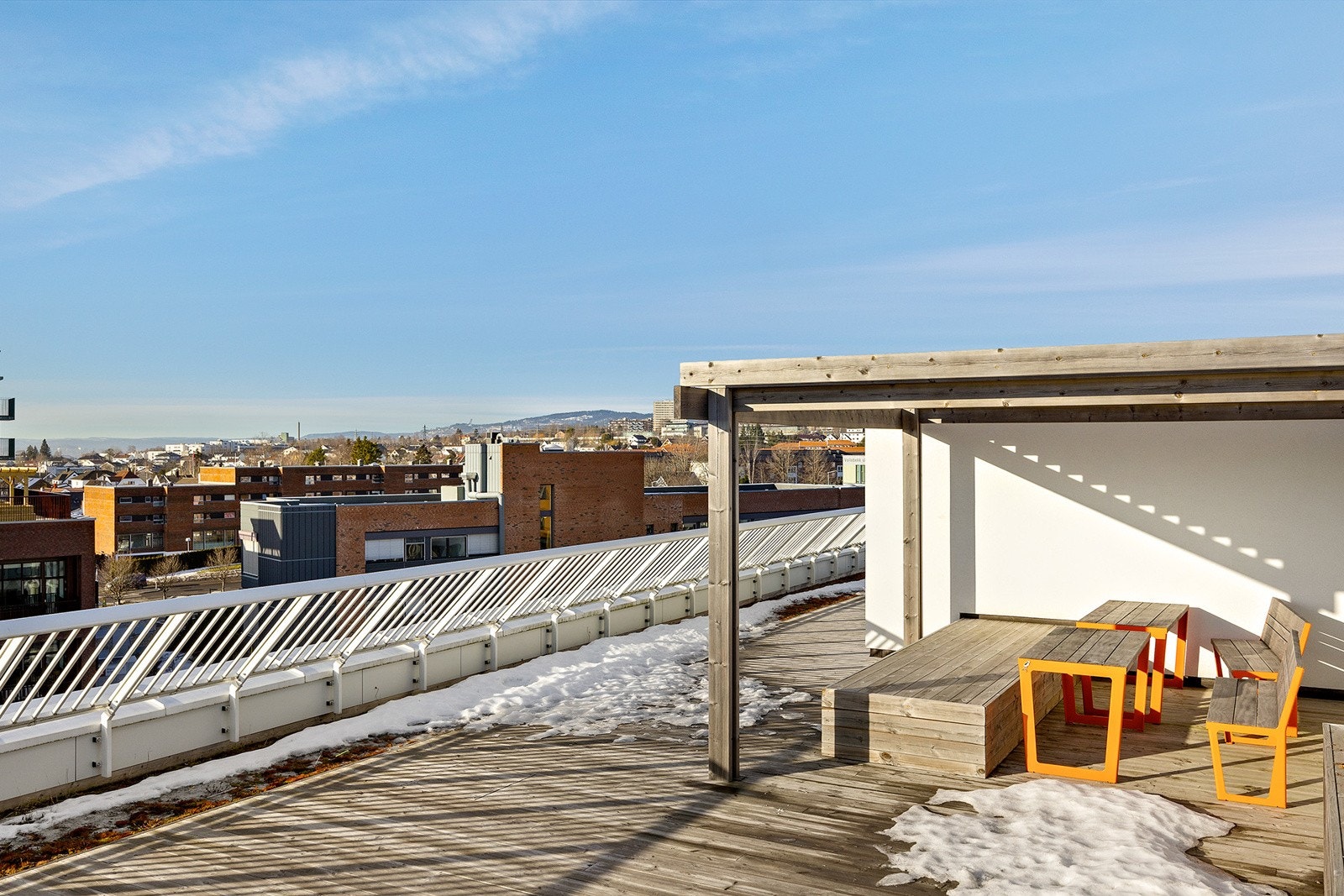 Det er etablert sittegrupper og pergola på takterrassene. Galleribilde