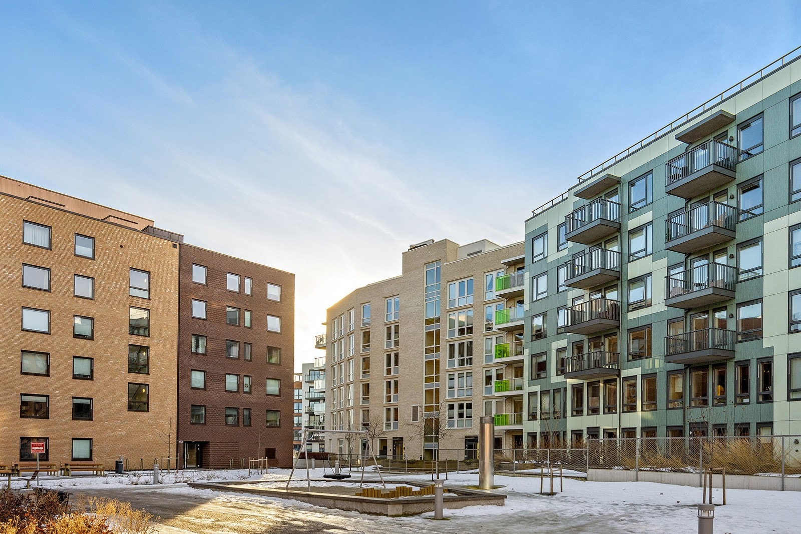 Bebyggelsen i området består for det meste av boligblokk og forretningslokaler. Galleribilde