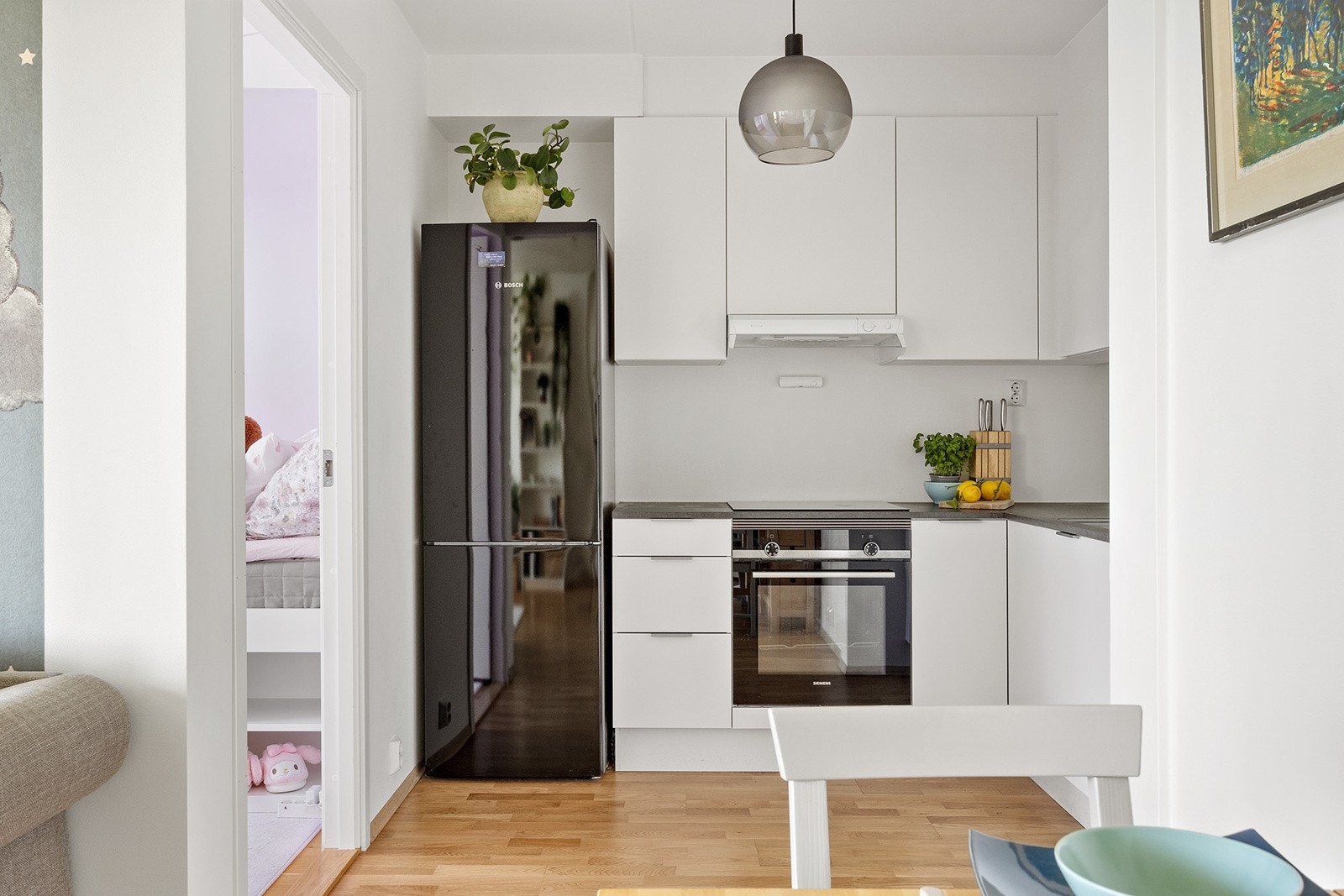 Kjøkkeninnredning fra byggeår med slette fronter. Galleribilde