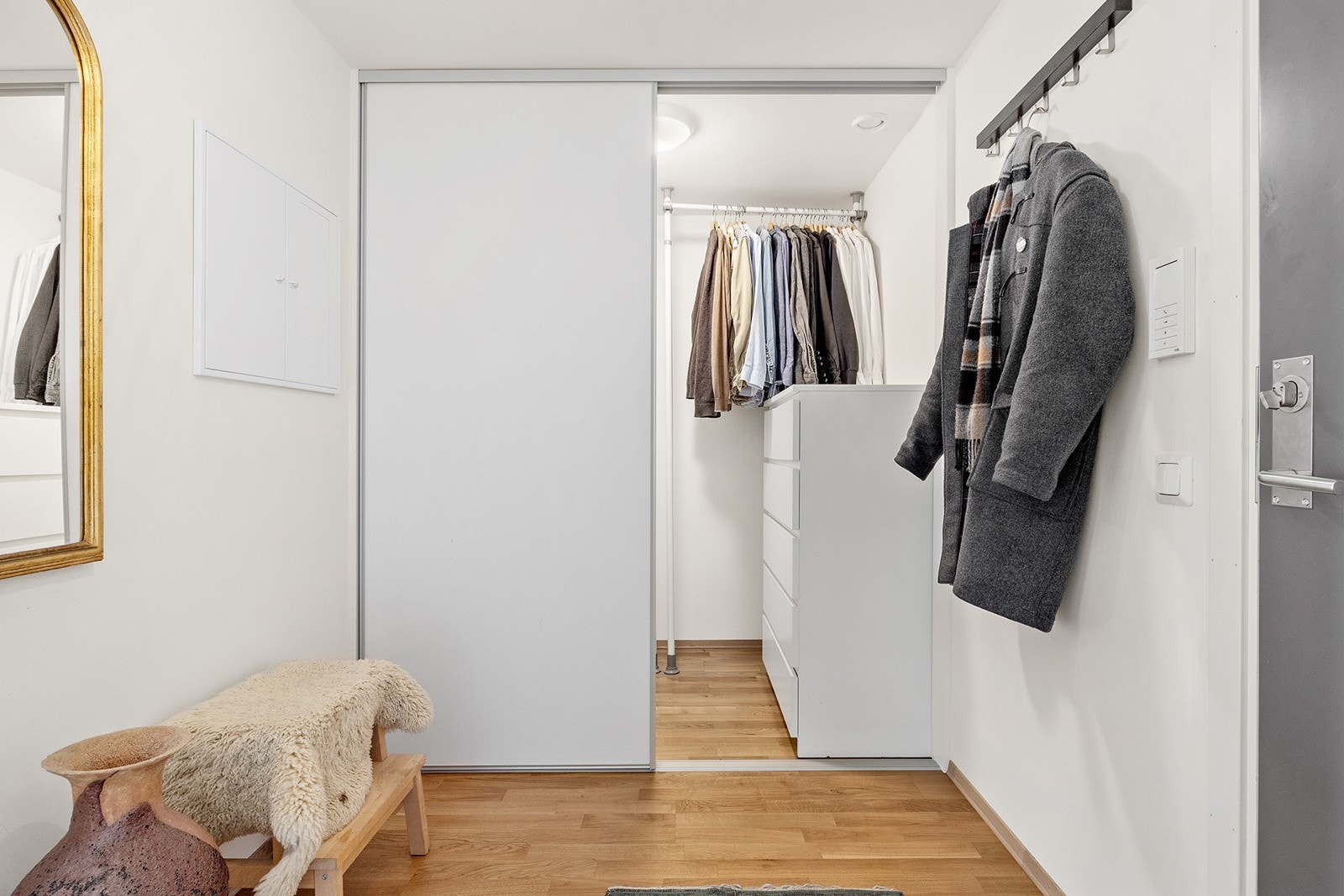 Innbydende entré med plass til å henge fra seg yttertøy og sko. Galleribilde