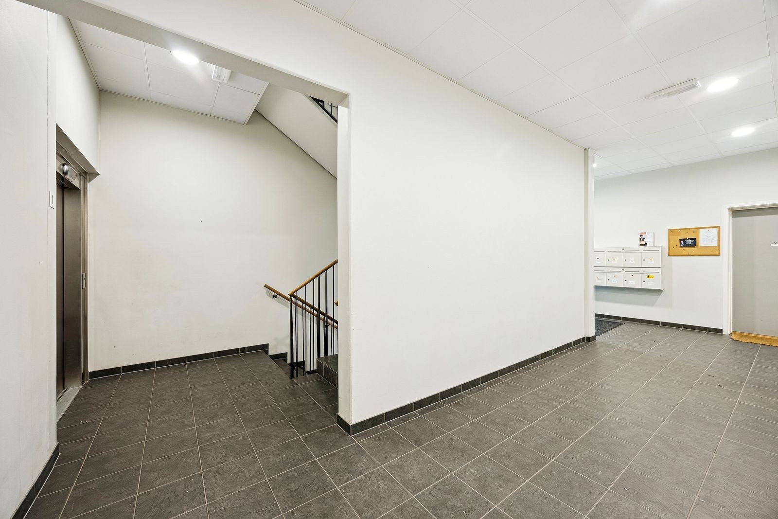 Moderne og romslig felles gang. Heis i bygget. Praktisk ved innflytting. Galleribilde