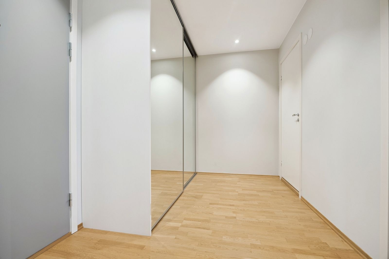 Velkommen inn! Romslig gang med praktisk skyvedørsgarderobe. Galleribilde