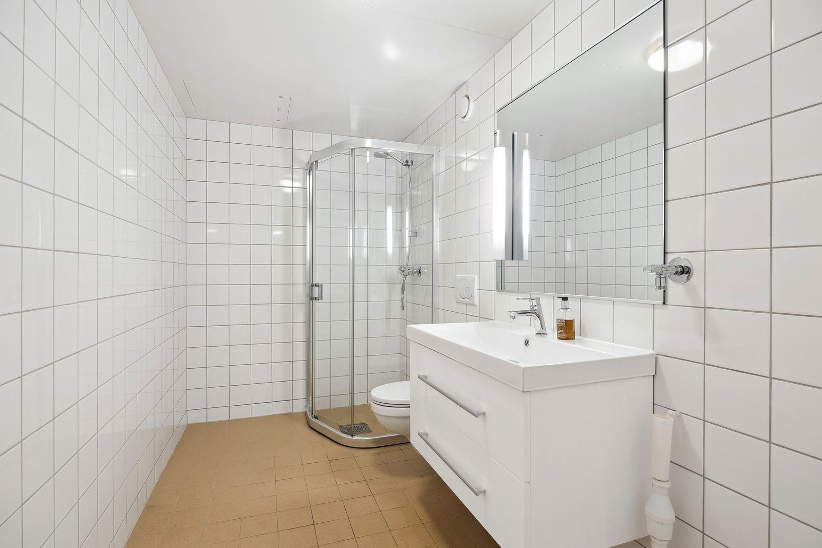 Flislagt bad med moderne innredning. Opplegg for vaskemaskin. Galleribilde