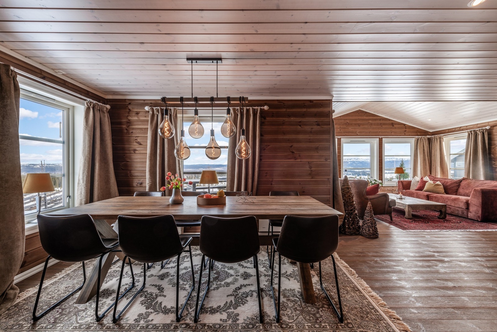 Spisestue med plass til hele familien. Nyt måltider med flott utsikt. Galleribilde