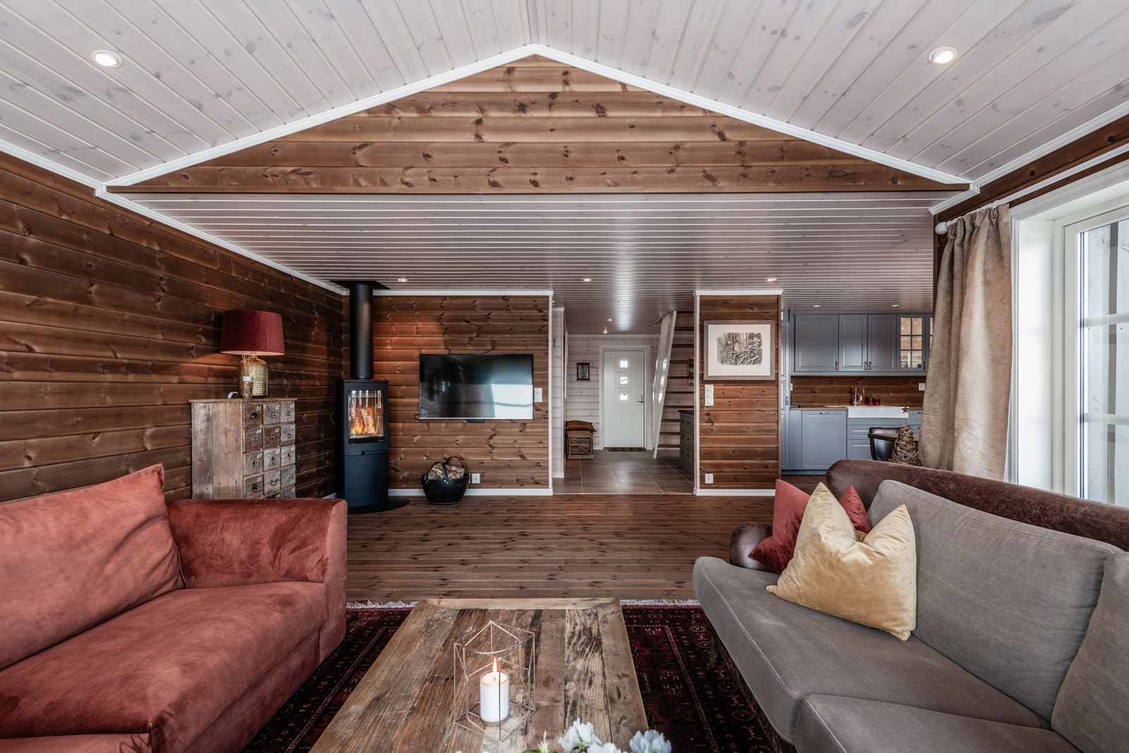 Åpen løsning inn mot kjøkkenet og spisestuen. Galleribilde
