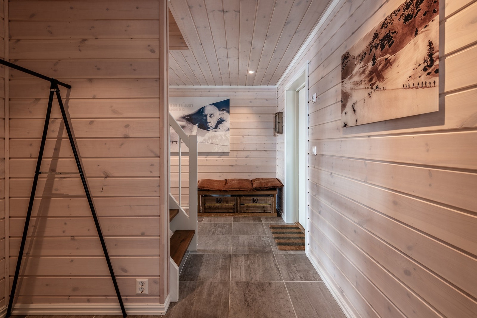 God plass til å kunne sette inn et skap for å henge fra seg yttertøy. Galleribilde