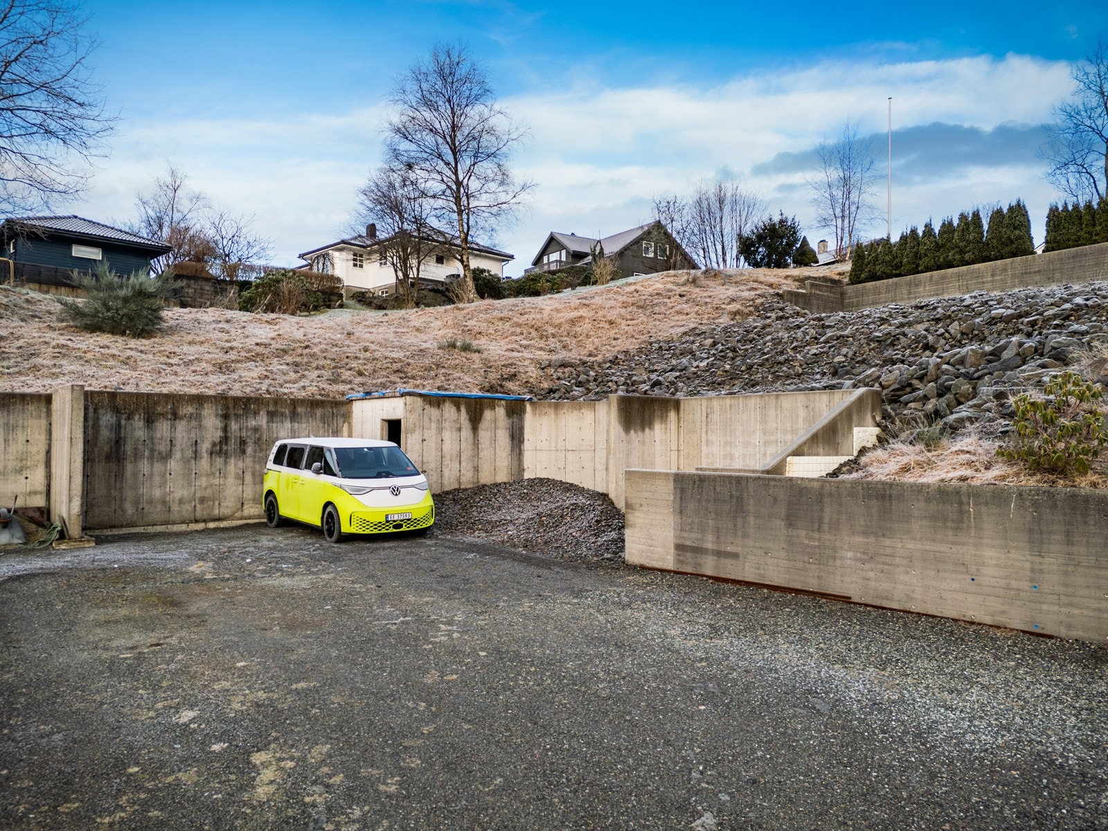 Murene det søkes om er markert med rødt i tegninger og har navene A, B, C, D og E. De andre er eksisterende. Se vedlagt rammetillatelse. Galleribilde